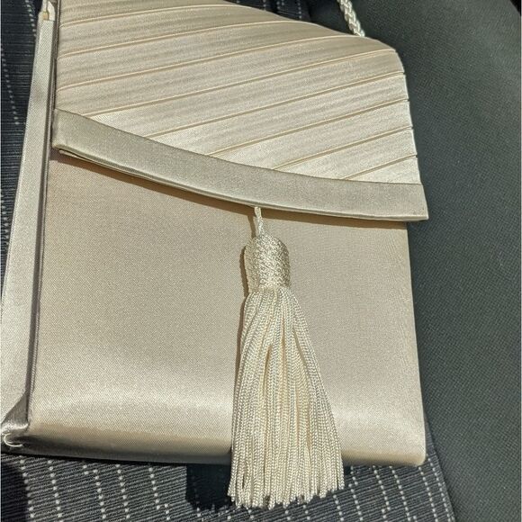 Cute tassel white side crossbody bag - Picture 1 of 7